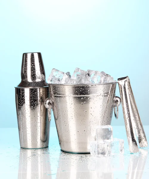 Eiskübel und Shaker aus Metall auf blauem Hintergrund — Stockfoto