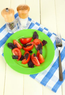 peçete ahşap zemin üzerinde taze Fesleğenli domates salatası yaprak