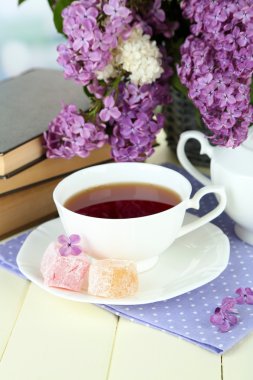 kompozisyon güzel Eflatun çiçekli çay servisi parlak zemin üzerine ahşap tablo