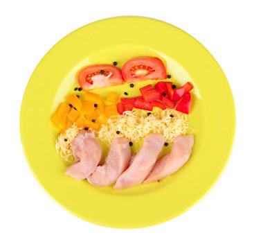 tavuk stir fry renkli plaka üzerinde baharat ve sebzeler ile hazırlama, üzerinde beyaz izole