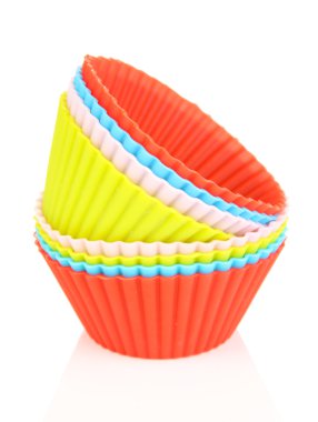 yığın üzerinde beyaz izole renkli cupcake olguların