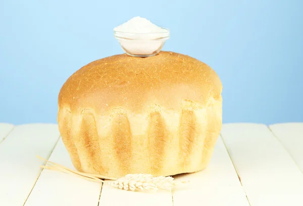 Roti panas lezat dengan garam pada latar belakang warna — Stok Foto