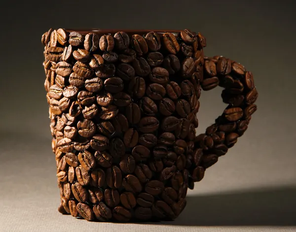Xícara de grãos de café, em fundo cinza — Fotografia de Stock