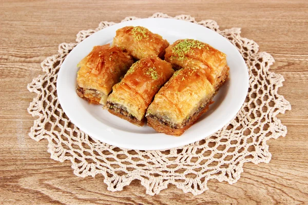 Zoete baklava op plaat op tafel — Stockfoto