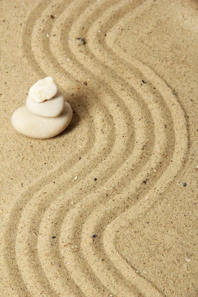 Jardim zen com areia com rake e pedras redondas fechar — Fotografia de Stock