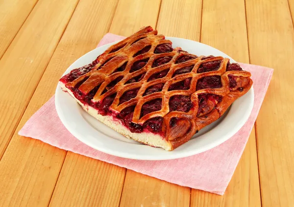 Tarte aux cerises sur la table close-up — Photo