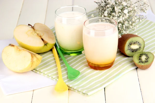 Deliciosos yogures con frutas en vasos sobre mesa de madera —  Fotos de Stock