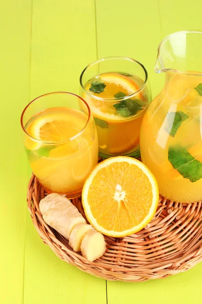 Citronnade orange en pichet et verres sur table en bois close-up — Photo