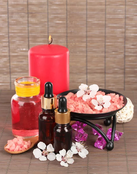 Спа-композиція з ароматичними оліями на столі крупним планом — стокове фото