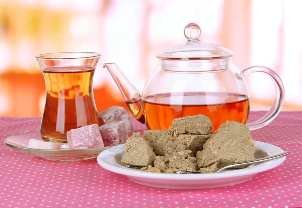 Smakelijke halva met thee op tafel op kamer — Stockfoto