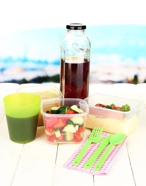 Välsmakande lunch i plastbehållare, på träbord på ljus bakgrund — Stockfoto