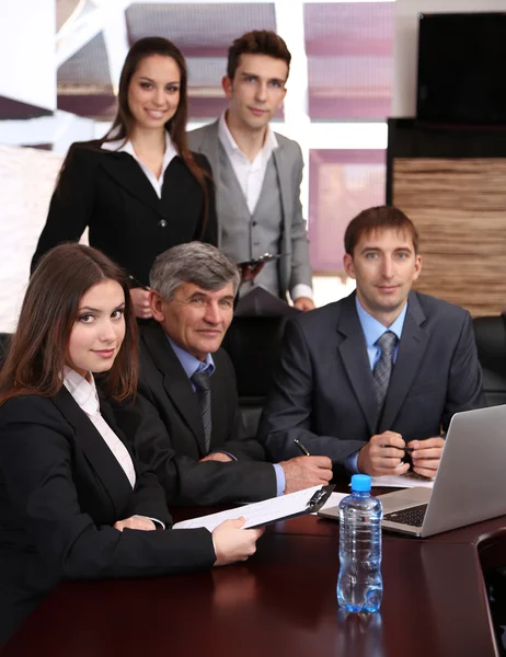 Företag som arbetar i konferensrum — Stockfoto