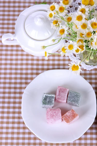 Table setting with chamomiles on checkered tablecloth — Stock Photo, Image