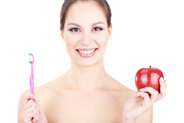 Улыбающаяся женщина с яблоком и зубной щеткой изолирована на белом — стоковое фото