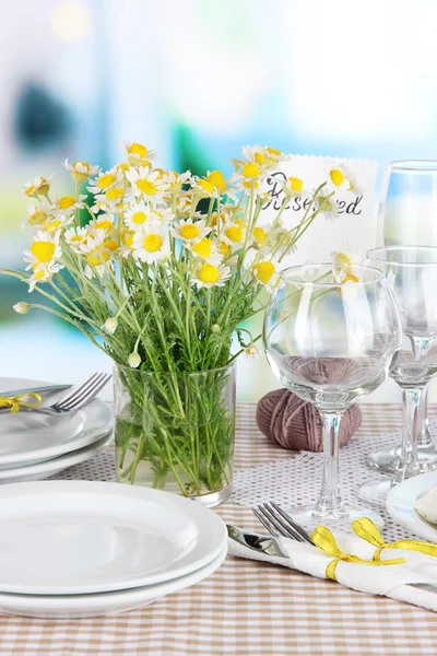 Réglage de table avec camomilles sur nappe à carreaux sur fond de fenêtre — Photo