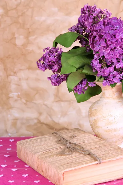 Composición con lilas sobre fondo beige — Foto de Stock