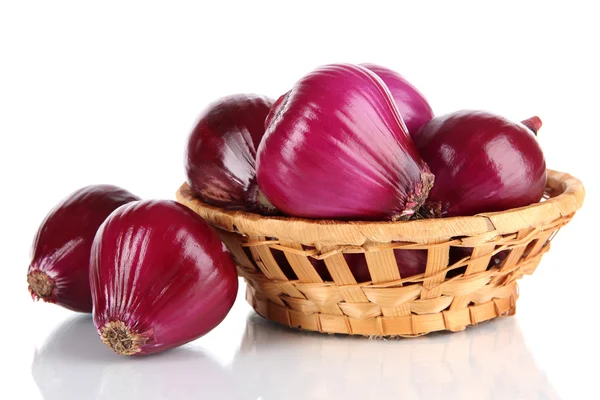 Purple onion in wicker basket isolated on white — Stock Photo, Image