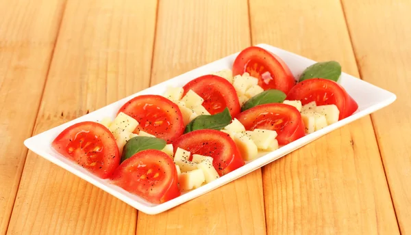 Mozzarella de queso con verduras en plato en la mesa —  Fotos de Stock
