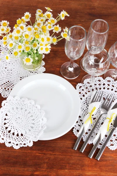 Configuração de mesa com camomilas em fundo de mesa de madeira — Fotografia de Stock