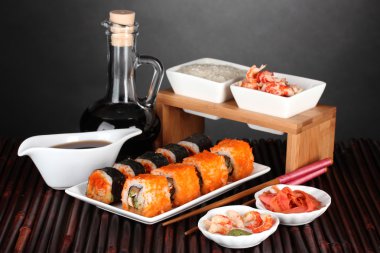 plaka, çubuk, soya sosu, Balık ve karides bambu mat gri arka plan üzerinde üzerinde lezzetli sushi