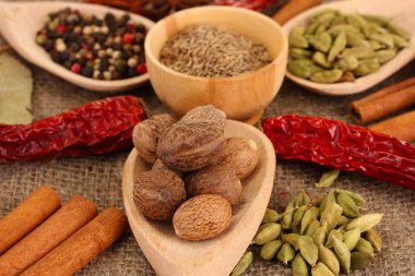 Küçük Hindistan cevizi ve diğer baharatlar çul zemin üzerine