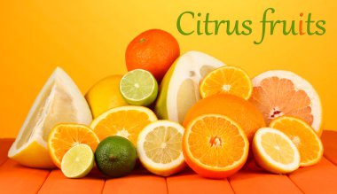 Olgun narenciye turuncu zemin üzerine ahşap masa üzerinde bir sürü