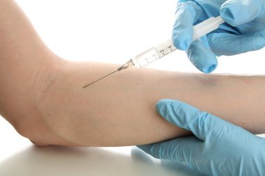Doktor bir aşı üzerinde beyaz izole hastanın elinde tutarak şırınga