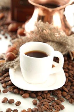 fincan ve pot kahve ve kahve çekirdekleri, üzerinde beyaz izole