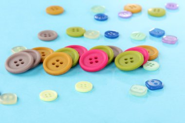 mavi bir arka plan üzerinde parlak renkli düğmeler