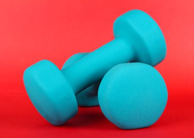 dumbell kırmızı zemin üzerine