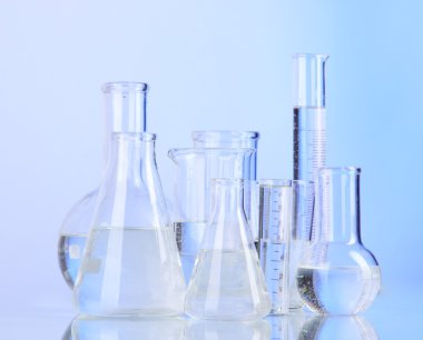 mavi arka plan üzerinde test tüpleri