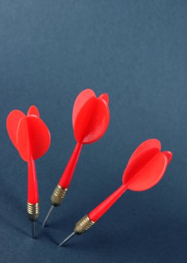 Dart gri arka plan üzerinde