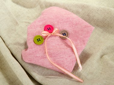 hafif kumaş üzerine üç düğme