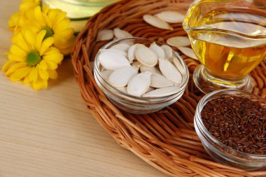 yararlı keten tohumu yağı ve ahşap masa yakın çekim üzerinde kabak çekirdeği yağı