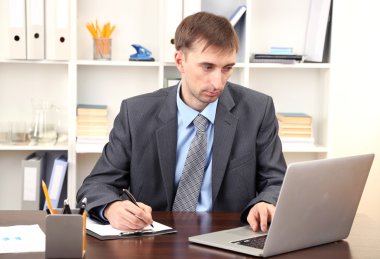 onun işyerinde ofiste genç işadamı