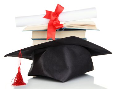 grad şapka ile diploma ve üzerinde beyaz izole kitap