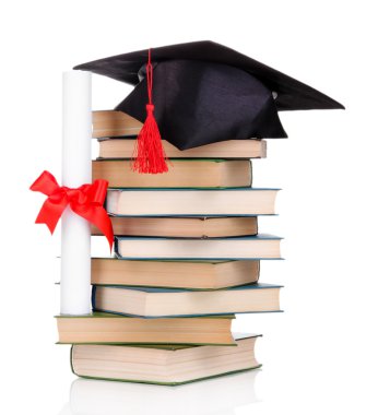 grad şapka ile diploma ve üzerinde beyaz izole kitap