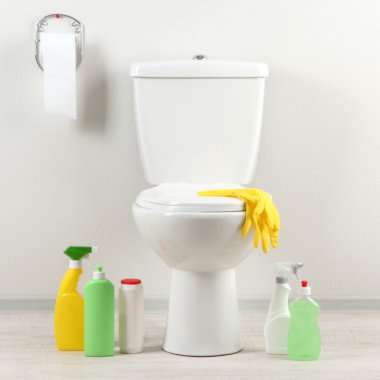 Beyaz klozet ve banyo malzemeleri temizlik