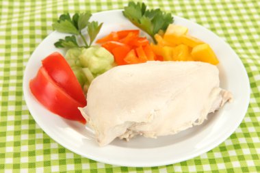 haşlanmış tavuk göğsü tabakta sebze ile yakın çekim