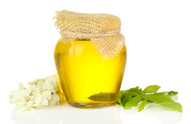 çiçekli akasya ve üzerinde beyaz izole limon bal kavanozu