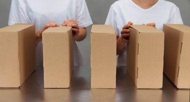gri arka plan üzerinde Konveyör bant kutuları ile çalışan işçiler