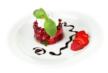 lezzetli jöle tatlısı üzerine beyaz izole taze çilek ile