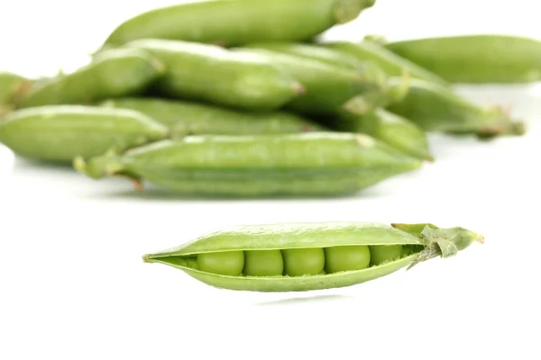 Groene erwten geïsoleerd op wit — Stockfoto