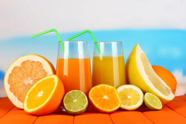 Mycket mogen citrus med juice på träbord på naturliga bakgrund — Stockfoto