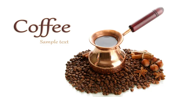 Kahve ve kahve çekirdekleri, üzerinde beyaz izole — Stok fotoğraf