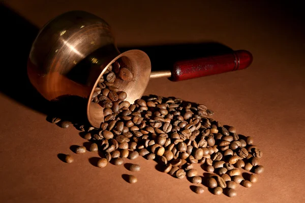 Cafetière avec grains de café sur fond brun — Photo