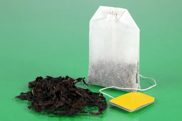 Bolsa de té en fondo verde — Stockfoto