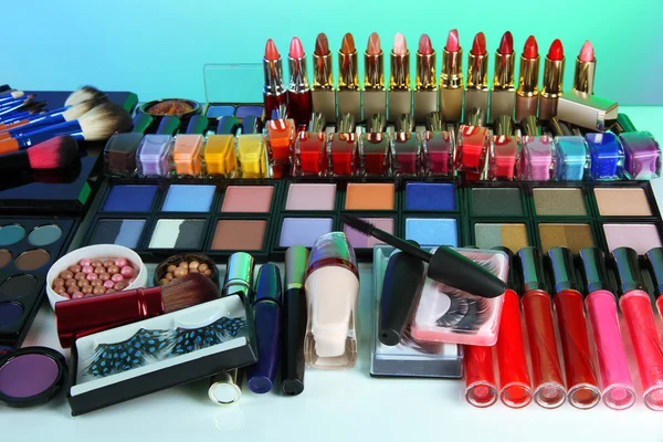 Wiele różnych kosmetyków na niebieskim tle — Zdjęcie stockowe