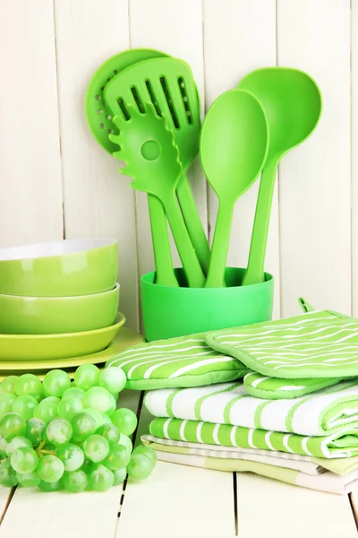 Ajustes de cocina: utensilios, agarraderas, toallas y más en la mesa de madera — Foto de Stock