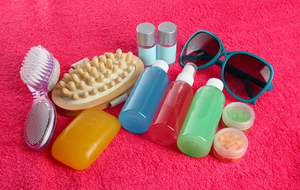 Hotel cosmetica kit op roze handdoek — Stockfoto